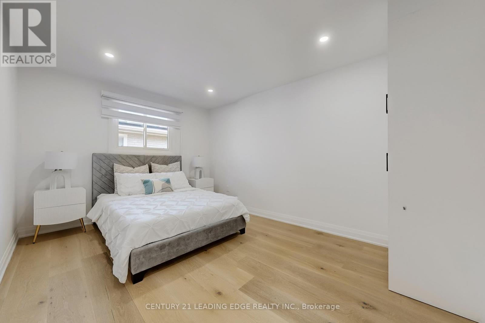 2240 Springfield Court, Mississauga (Sheridan), Ontario  L5K 1V4 - Photo 20 - W12443122