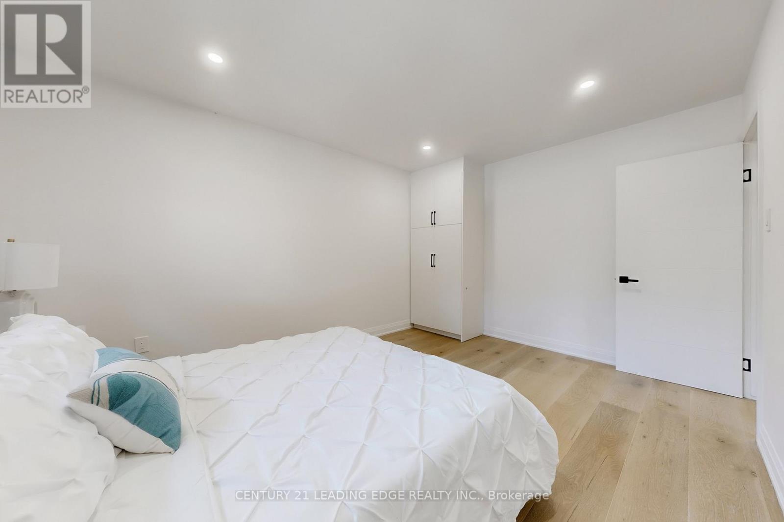 2240 Springfield Court, Mississauga (Sheridan), Ontario  L5K 1V4 - Photo 21 - W12443122