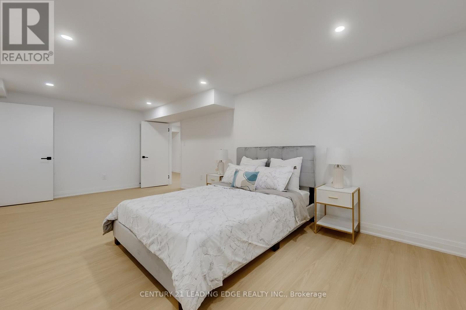 2240 Springfield Court, Mississauga (Sheridan), Ontario  L5K 1V4 - Photo 38 - W12443122