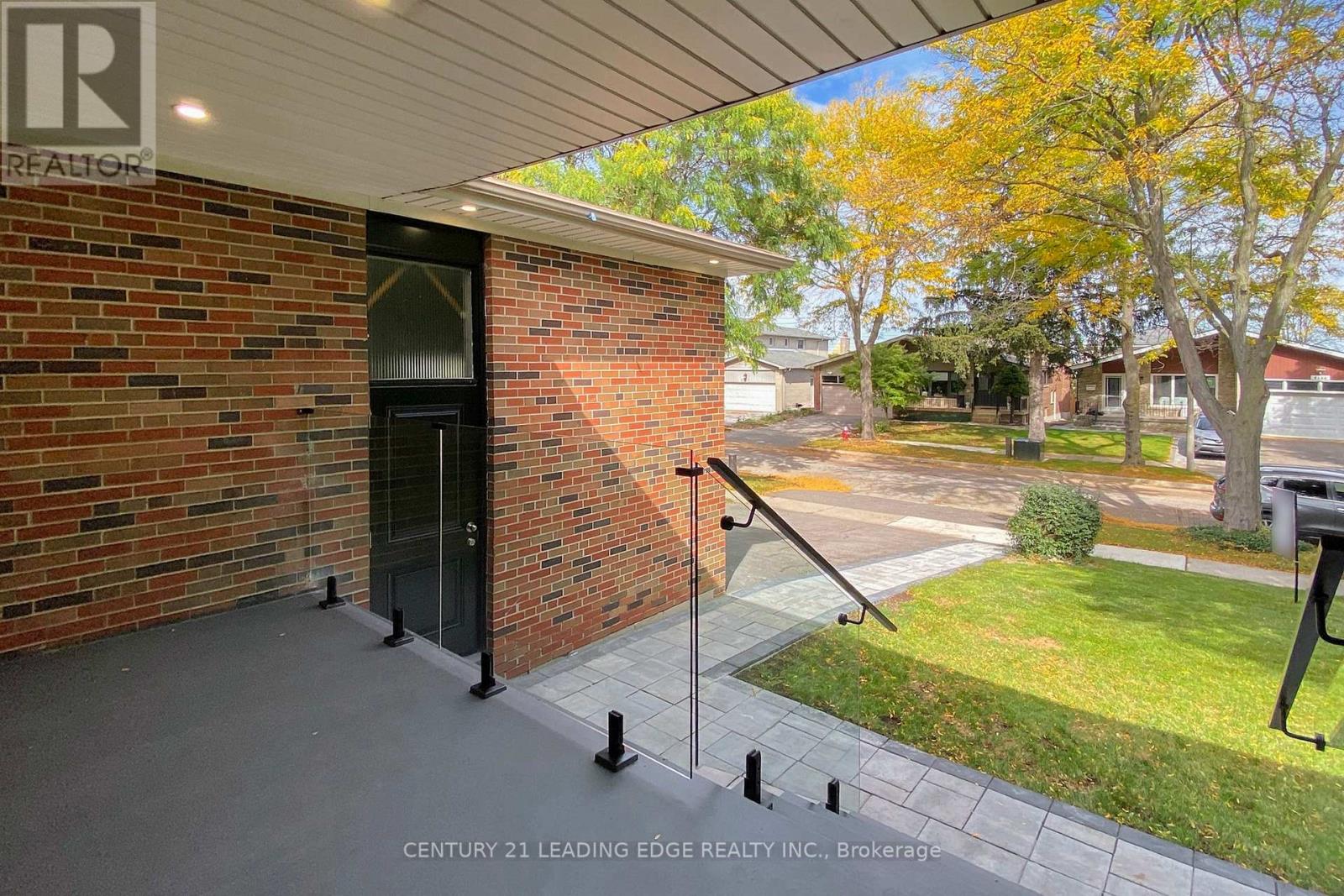 2240 Springfield Court, Mississauga (Sheridan), Ontario  L5K 1V4 - Photo 4 - W12443122