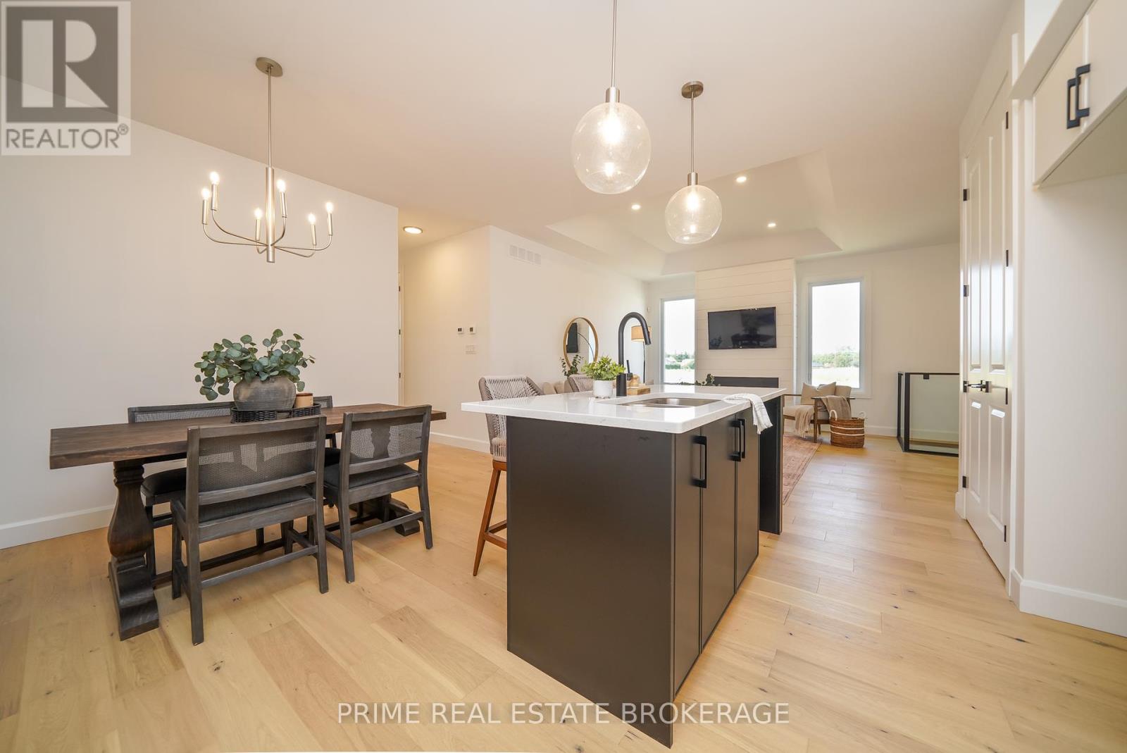 55 - 2 Coastal Crescent, Lambton Shores (Grand Bend), Ontario  N0M 1T0 - Photo 12 - X12443222