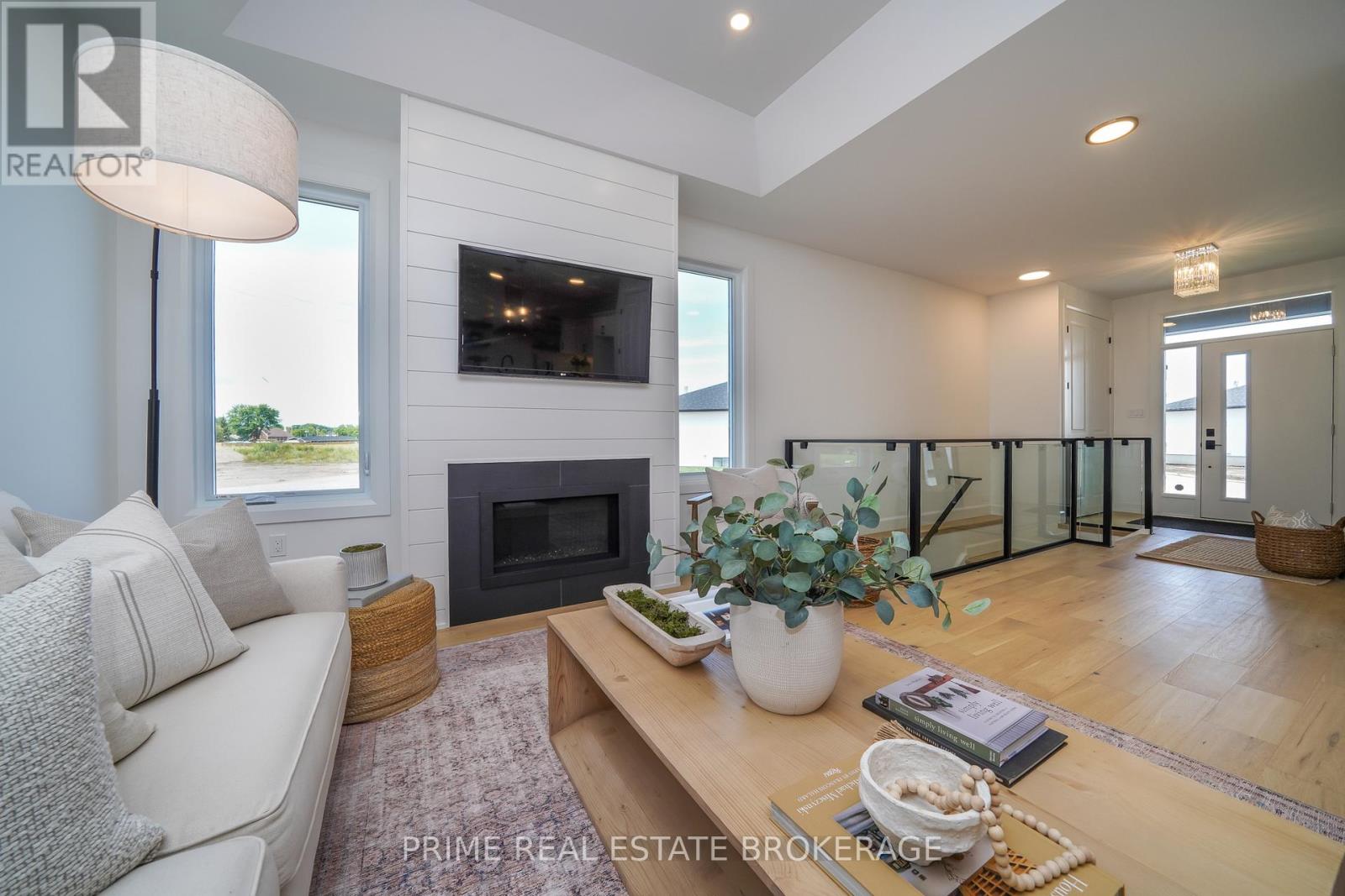 55 - 2 Coastal Crescent, Lambton Shores (Grand Bend), Ontario  N0M 1T0 - Photo 4 - X12443222