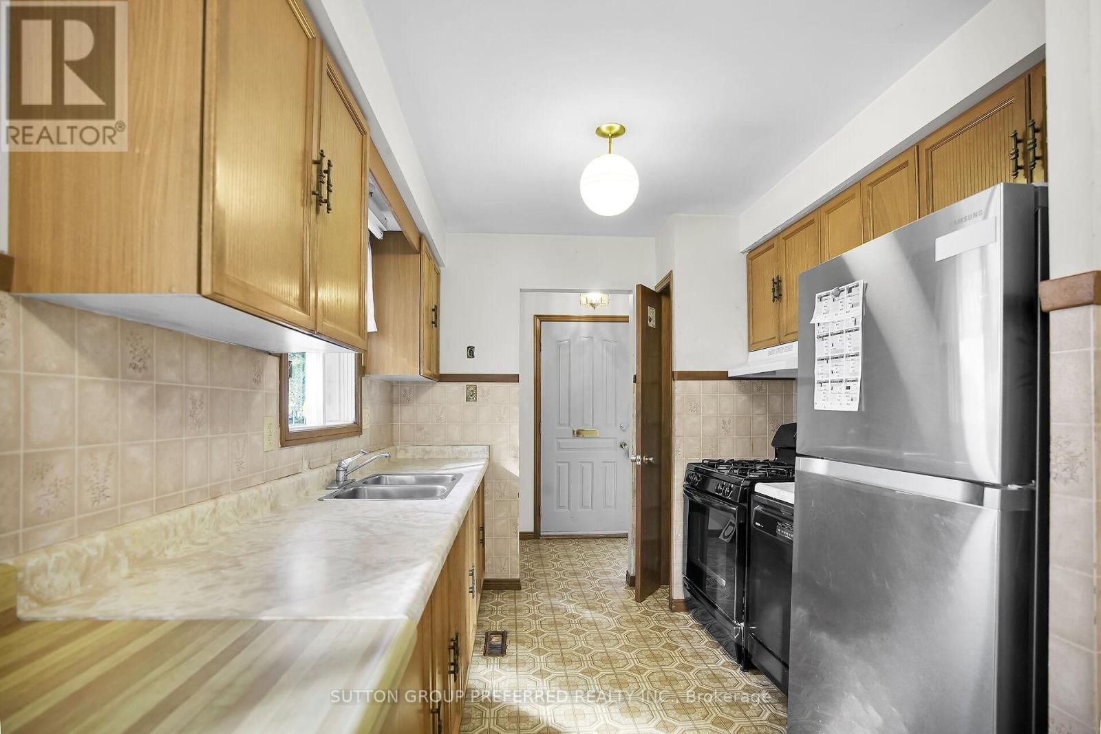 4 Corinth Court, London East (East A), Ontario  N5Y 5A8 - Photo 11 - X12443289