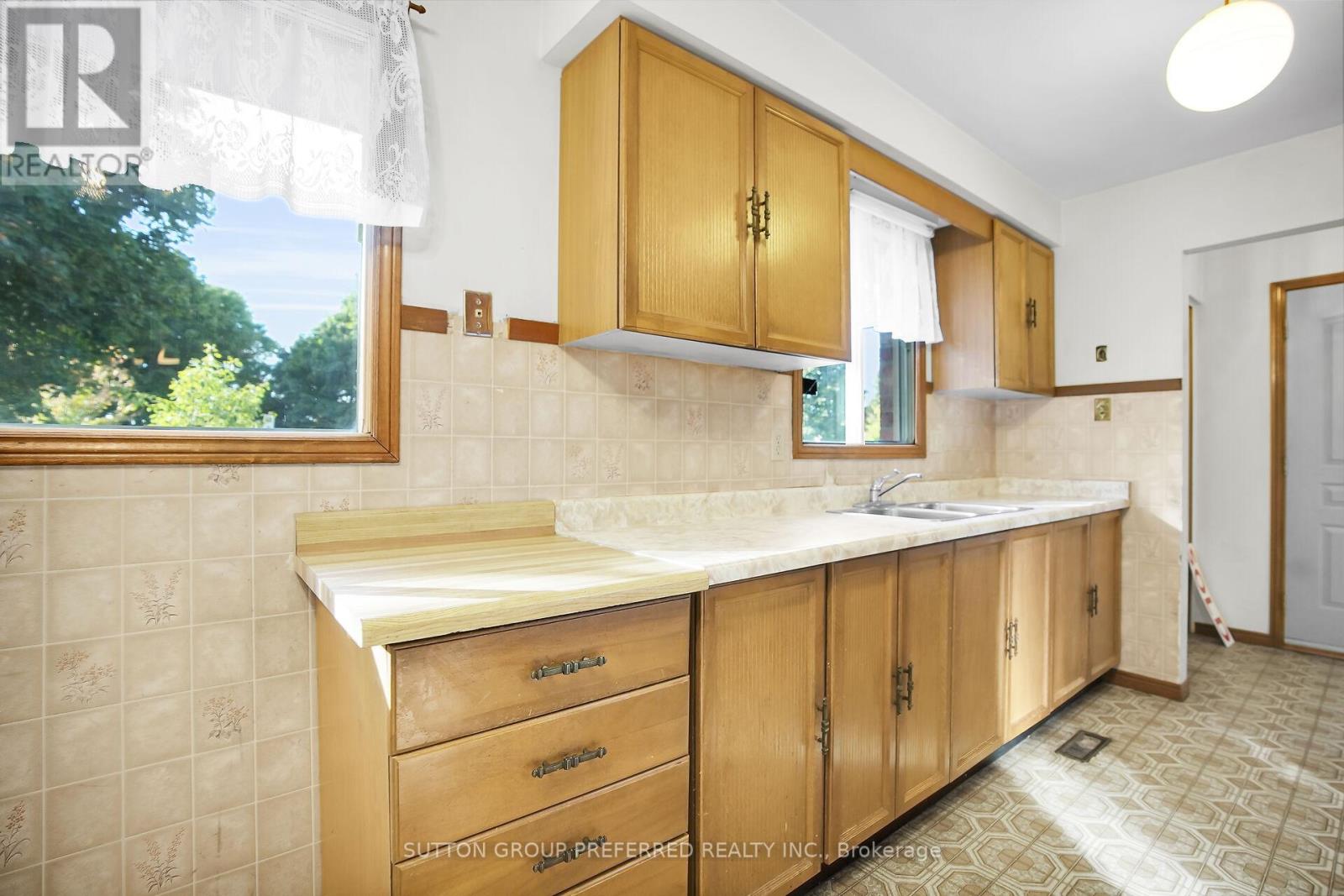 4 Corinth Court, London East (East A), Ontario  N5Y 5A8 - Photo 12 - X12443289