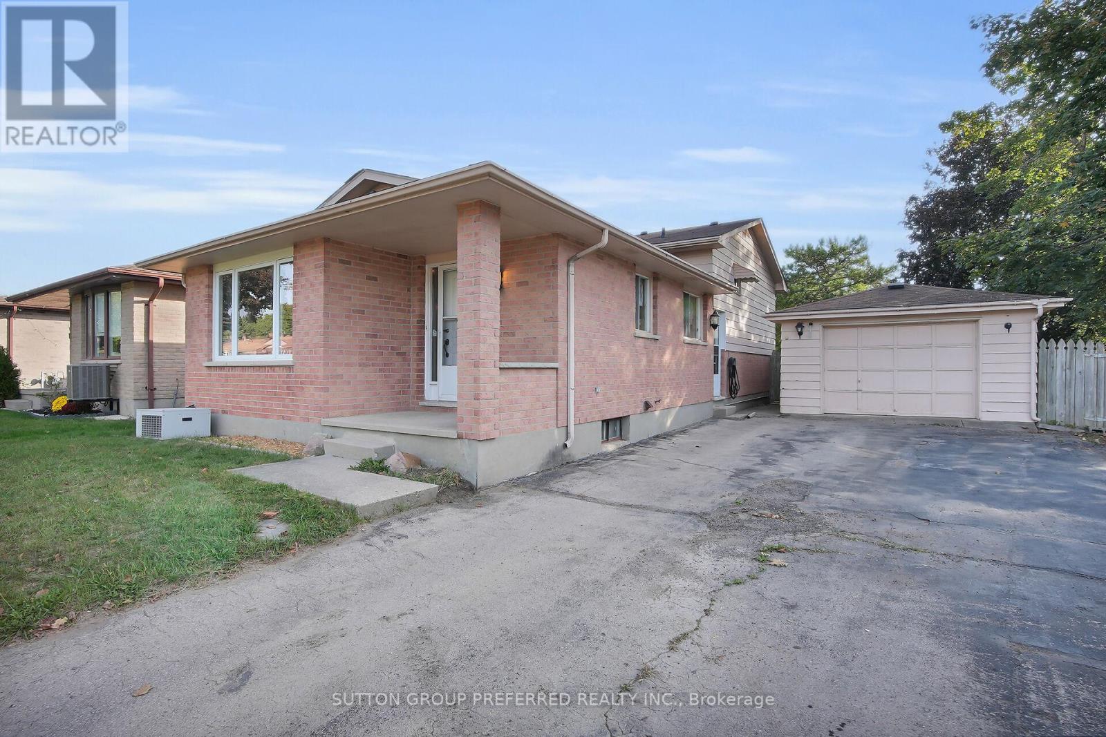 4 Corinth Court, London East (East A), Ontario  N5Y 5A8 - Photo 2 - X12443289