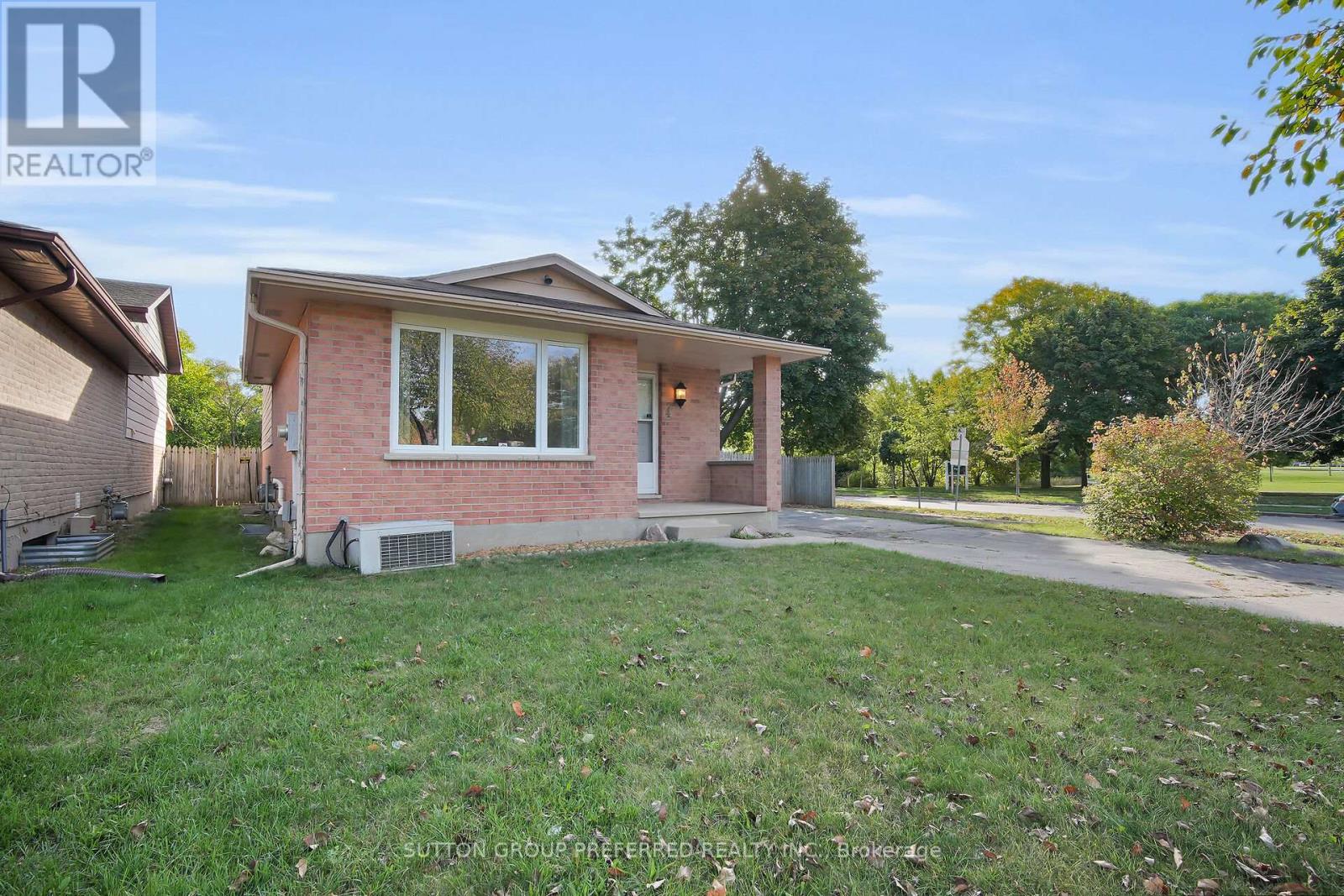 4 Corinth Court, London East (East A), Ontario  N5Y 5A8 - Photo 3 - X12443289