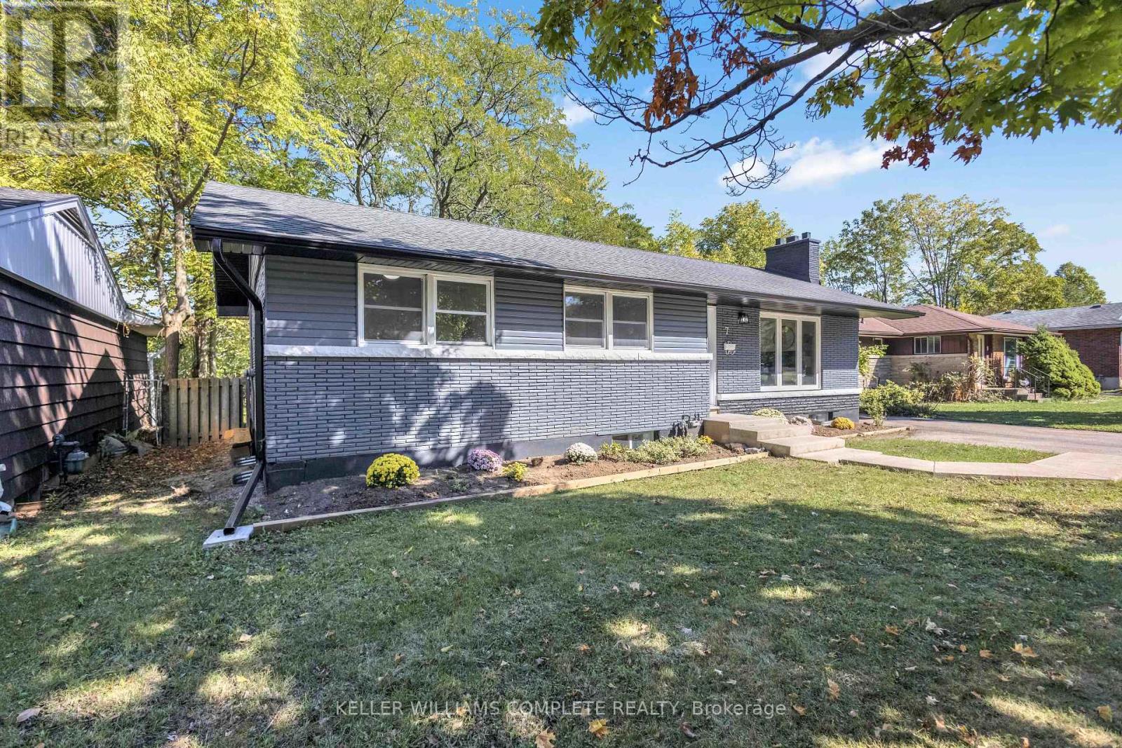 7 Swan Drive, St. Catharines (Glendale/glenridge), Ontario  L2T 2C2 - Photo 3 - X12442927