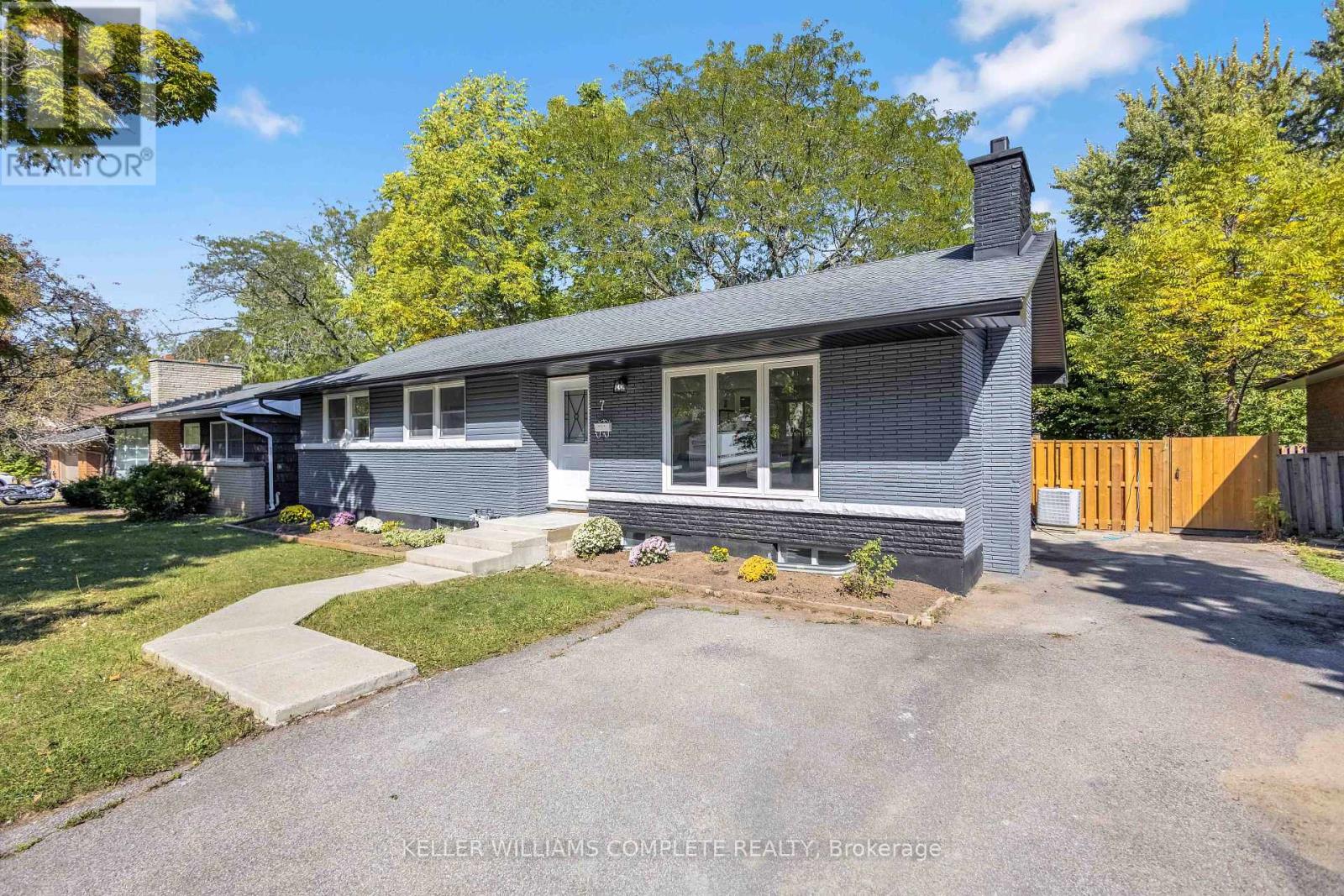7 Swan Drive, St. Catharines (Glendale/glenridge), Ontario  L2T 2C2 - Photo 4 - X12442927