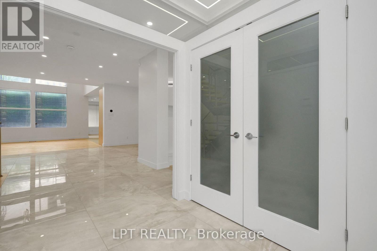 298 Crestview Road, Ottawa, Ontario  K1H 5G6 - Photo 5 - X12443332