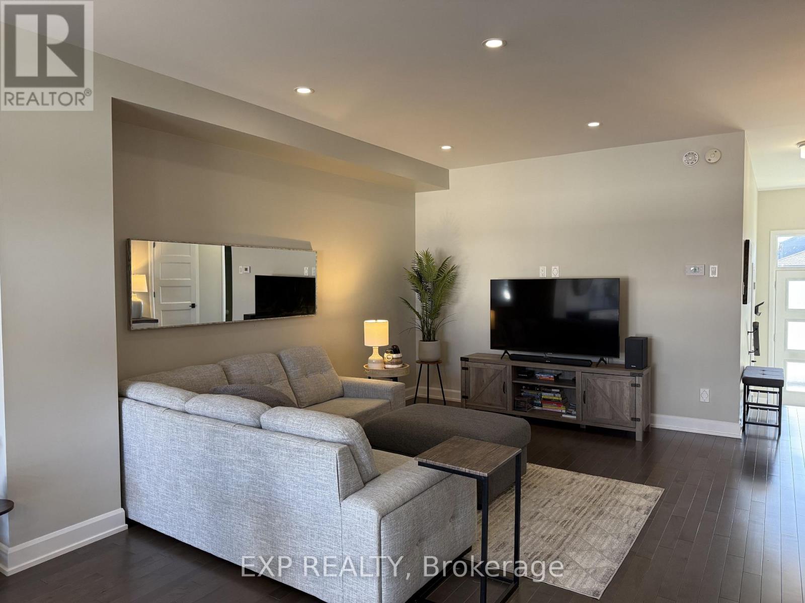 2014 Berne Street, Russell, Ontario  K0A 1W0 - Photo 3 - X12443348