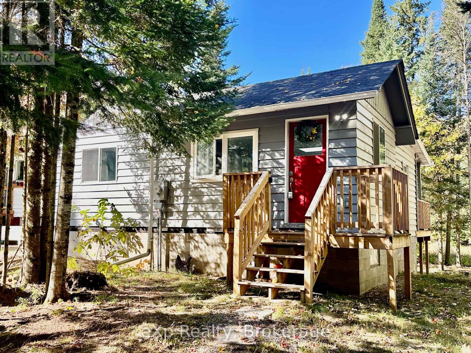 61 Robert Road W, Huntsville, Ontario  P1H 1L4 - Photo 1 - X12443364