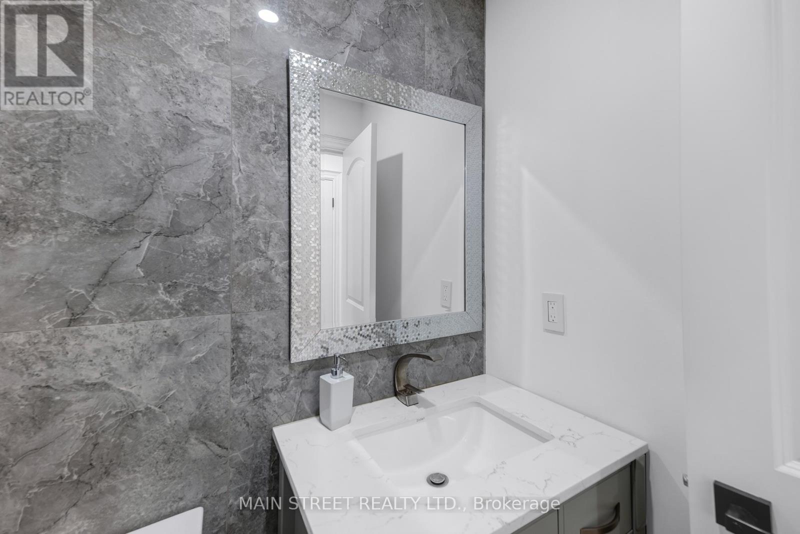 36 Nelson Circle, Newmarket (Armitage), Ontario  L3X 1R2 - Photo 18 - N12443126