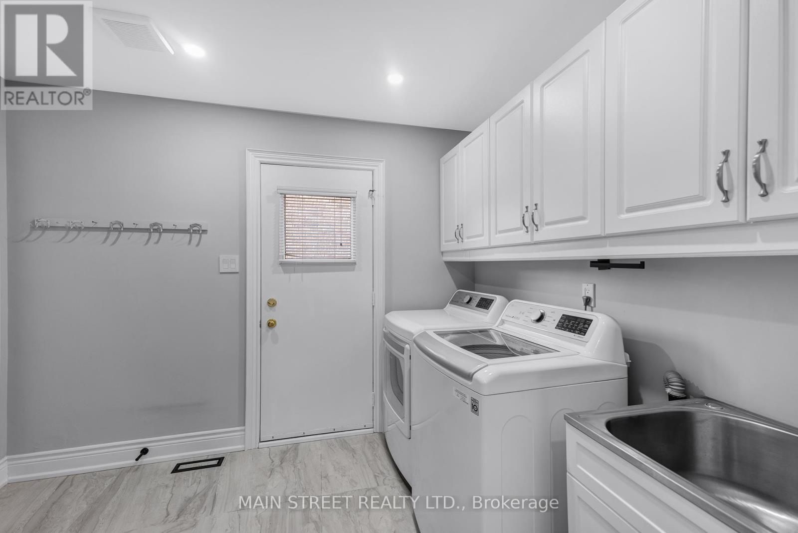 36 Nelson Circle, Newmarket (Armitage), Ontario  L3X 1R2 - Photo 19 - N12443126
