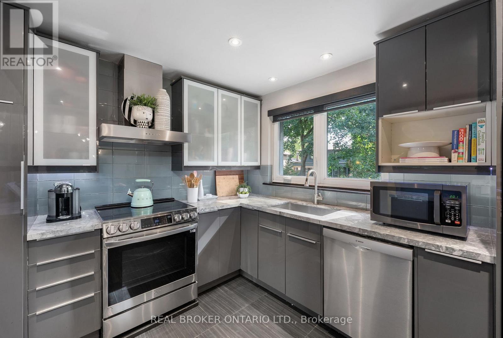 240 Rosemar Gardens, Richmond Hill (Mill Pond), Ontario  L4C 3Z9 - Photo 10 - N12443134