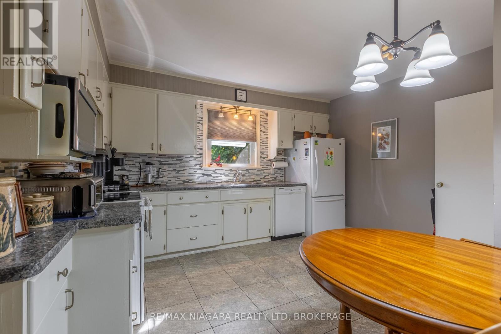 68 Connaught Avenue, Welland (Prince Charles), Ontario  L3C 1G5 - Photo 11 - X12443254