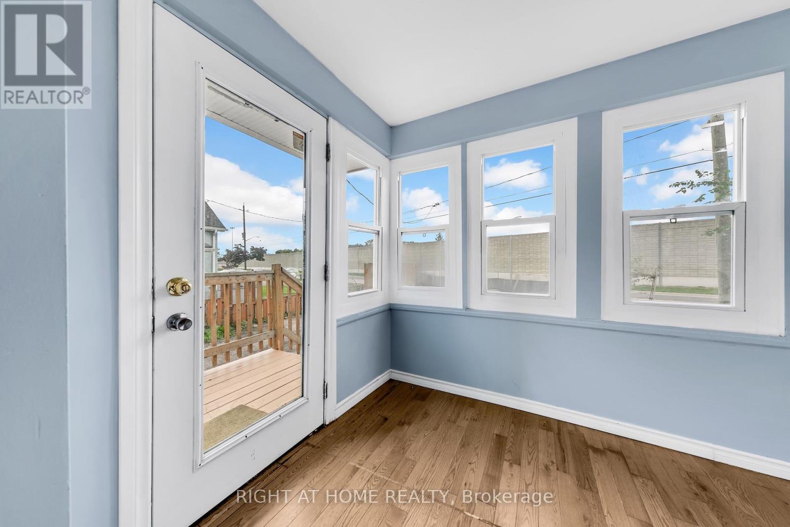 7 Maywood Avenue, St. Catharines, Ontario  L2R 1C4 - Photo 2 - X12433188