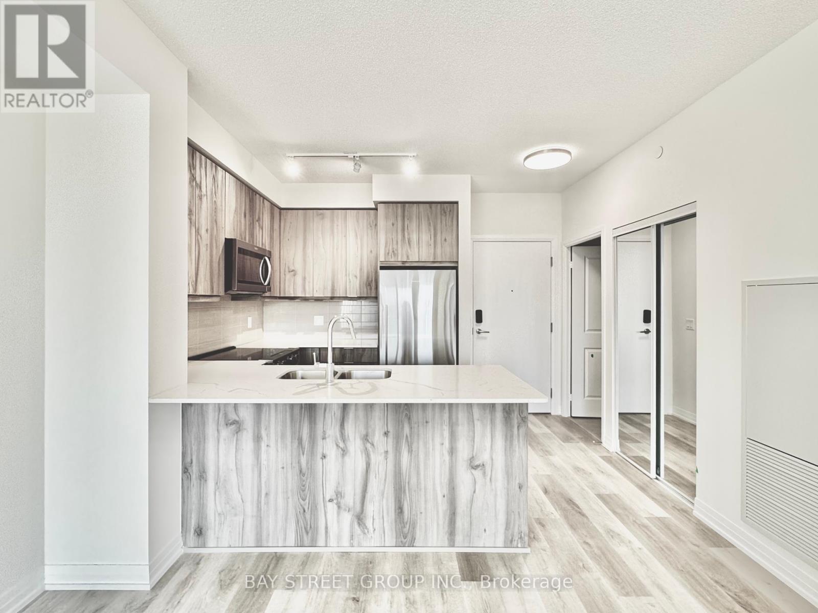 907 - 15 Watergarden Drive, Mississauga, Ontario  L5R 0H4 - Photo 2 - W12439946