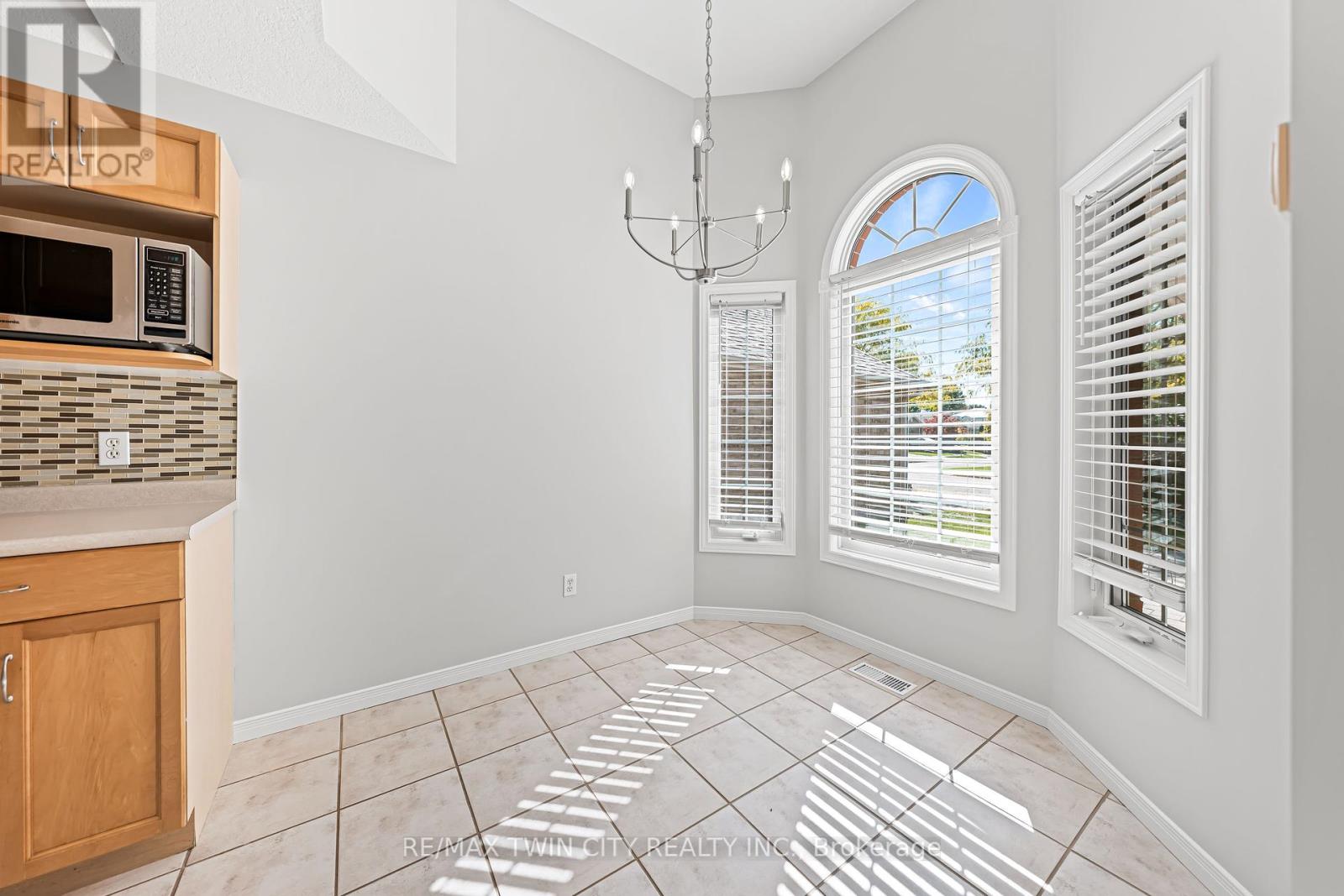 432 Sandbanks Crescent, Waterloo, Ontario  N2V 2J1 - Photo 11 - X12443137