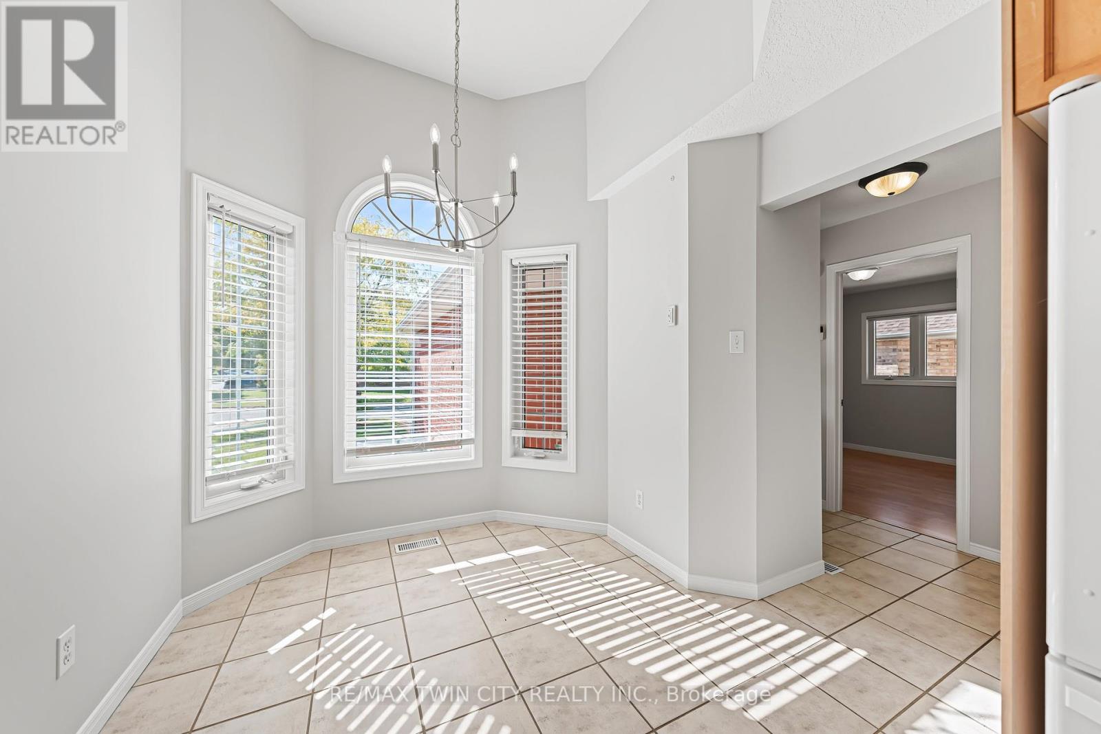 432 Sandbanks Crescent, Waterloo, Ontario  N2V 2J1 - Photo 12 - X12443137