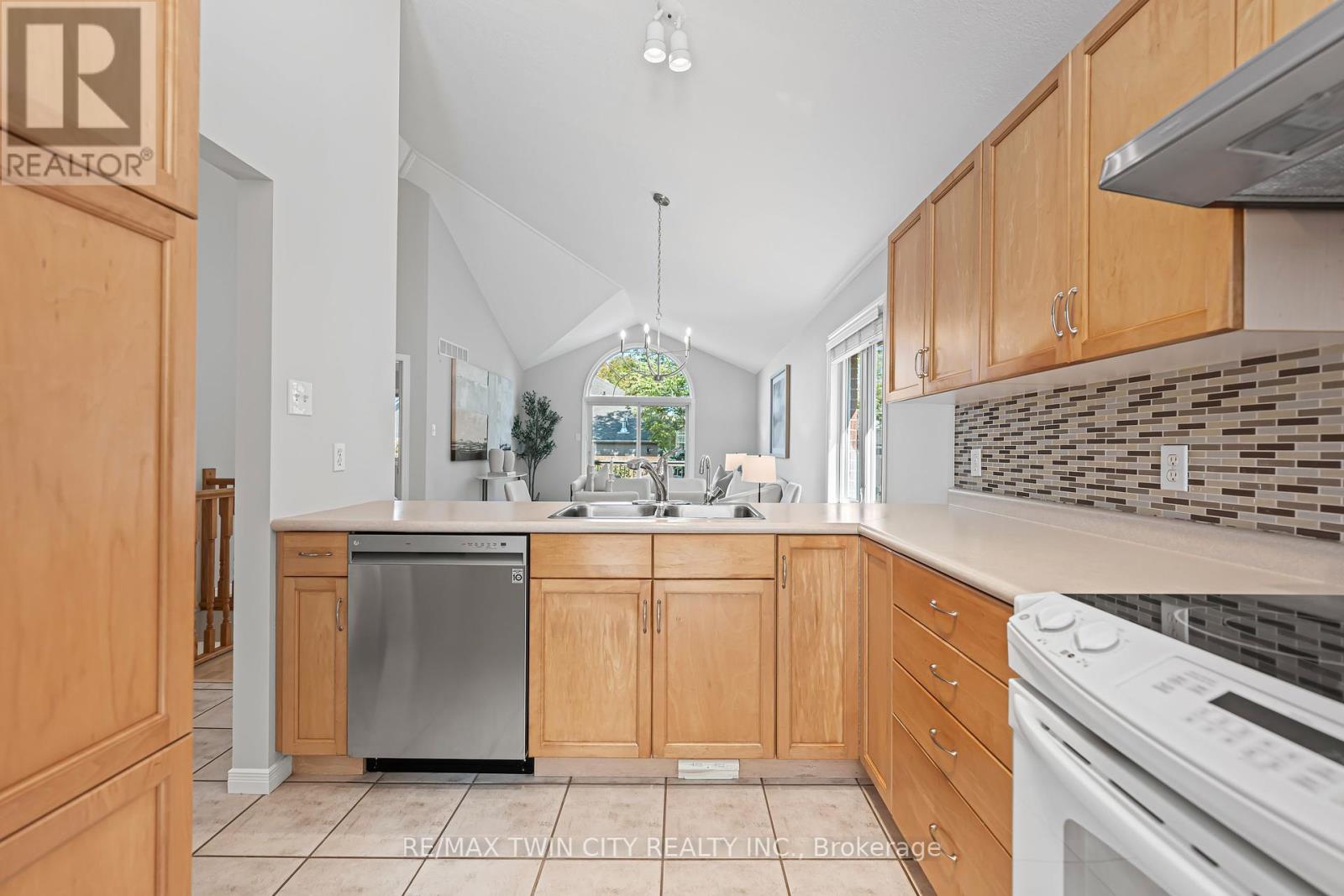 432 Sandbanks Crescent, Waterloo, Ontario  N2V 2J1 - Photo 15 - X12443137
