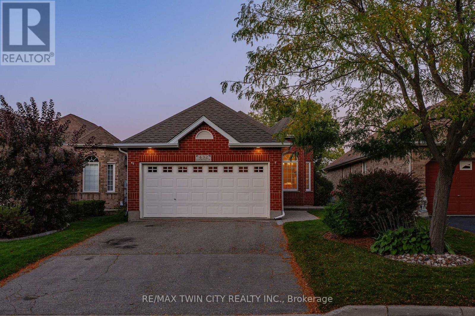 432 Sandbanks Crescent, Waterloo, Ontario  N2V 2J1 - Photo 2 - X12443137