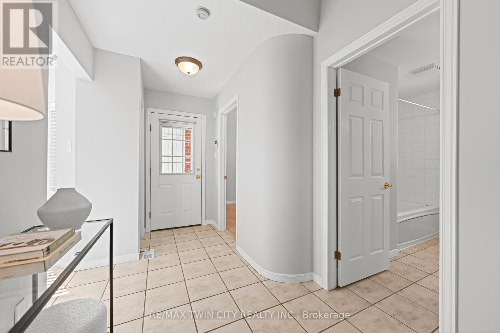 432 Sandbanks Crescent, Waterloo, Ontario  N2V 2J1 - Photo 5 - X12443137