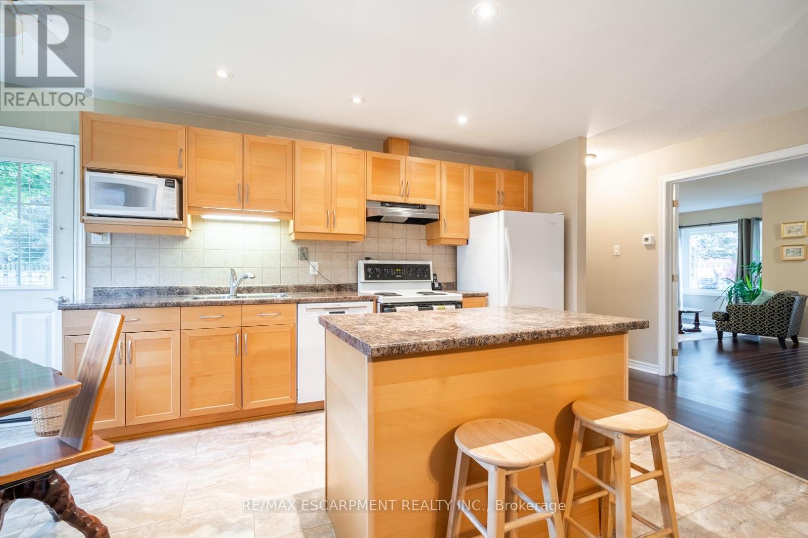 375 Melanie Crescent, Hamilton, Ontario  L9G 4B1 - Photo 11 - X12443169