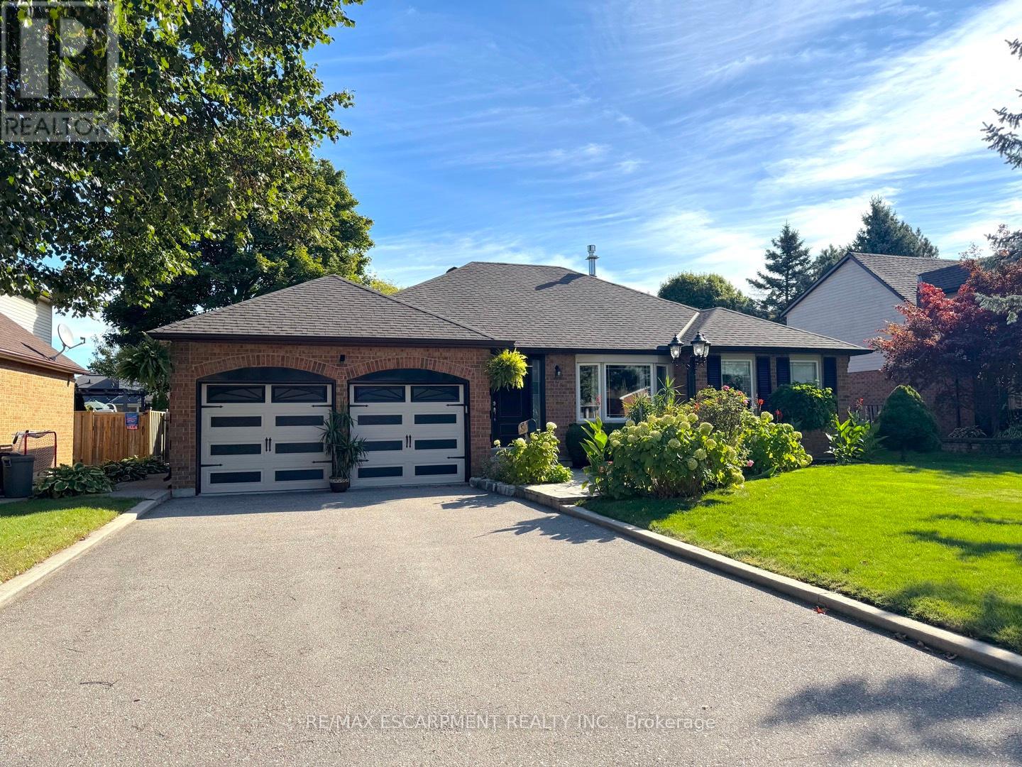 375 Melanie Crescent, Hamilton, Ontario  L9G 4B1 - Photo 2 - X12443169