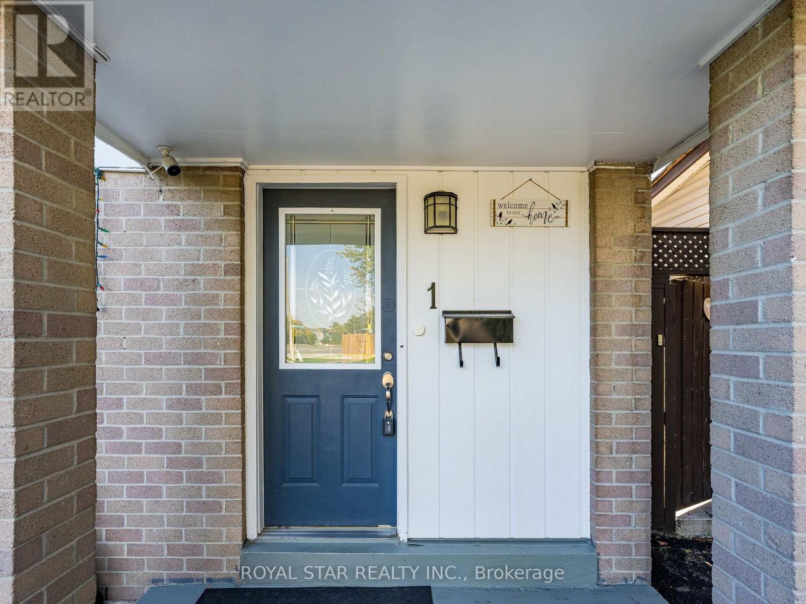 1 Gold Finch Court, Brampton, Ontario  L6S 2K7 - Photo 4 - W12436656