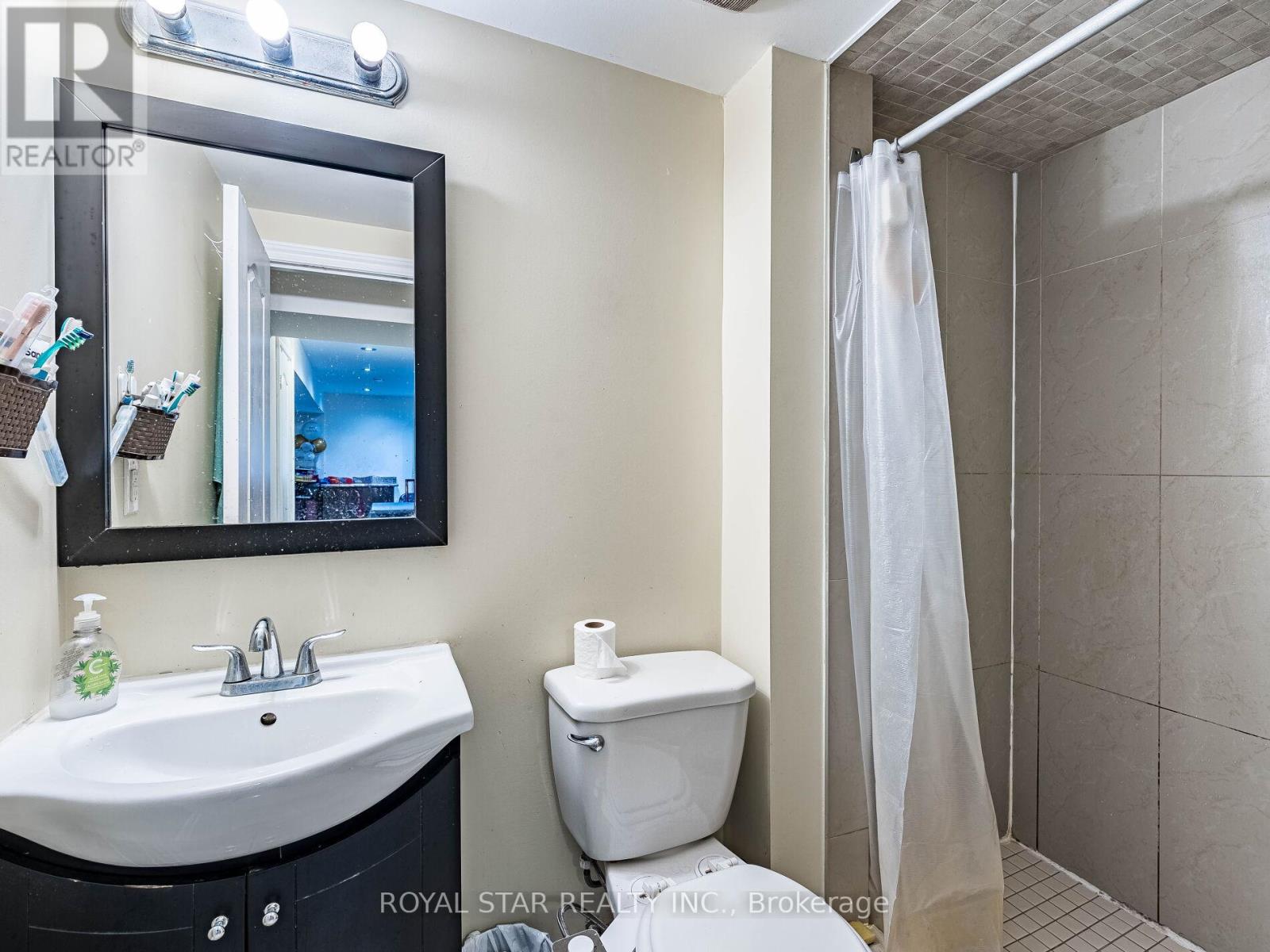 1 Gold Finch Court, Brampton, Ontario  L6S 2K7 - Photo 43 - W12436656