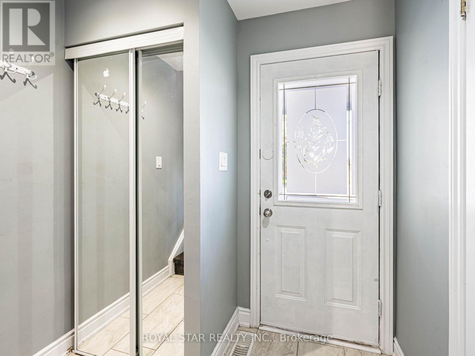 1 Gold Finch Court, Brampton, Ontario  L6S 2K7 - Photo 5 - W12436656