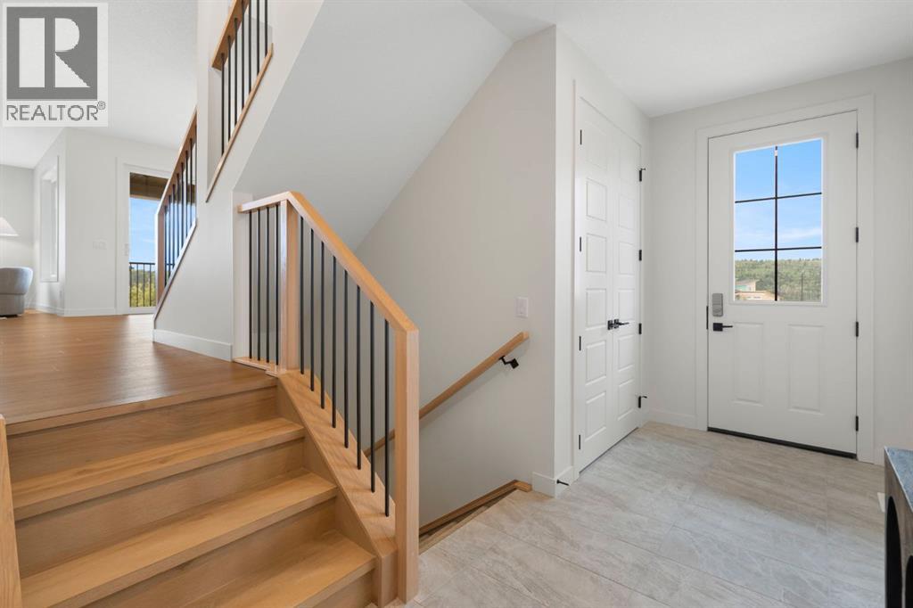 28 Sunvalley View, Cochrane, Alberta  T4C 0X8 - Photo 2 - A2250508