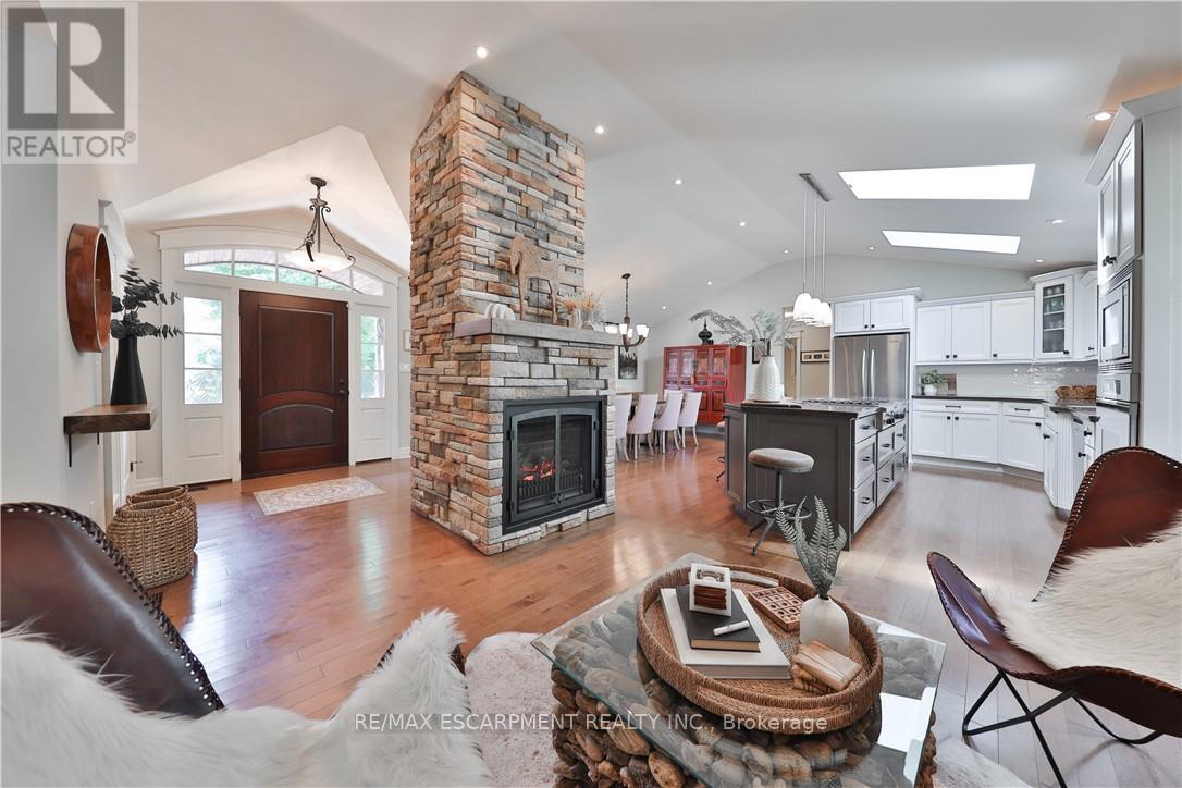4071 Melba Place, Burlington, Ontario  L7L 2C5 - Photo 12 - W12415801