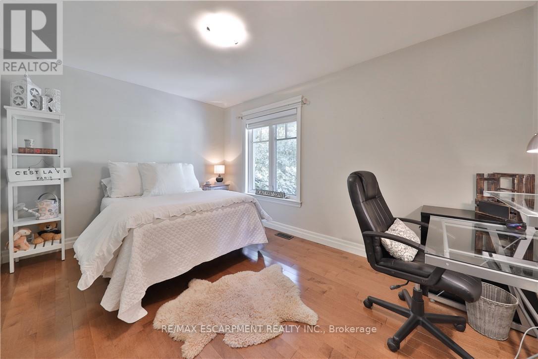 4071 Melba Place, Burlington, Ontario  L7L 2C5 - Photo 18 - W12415801
