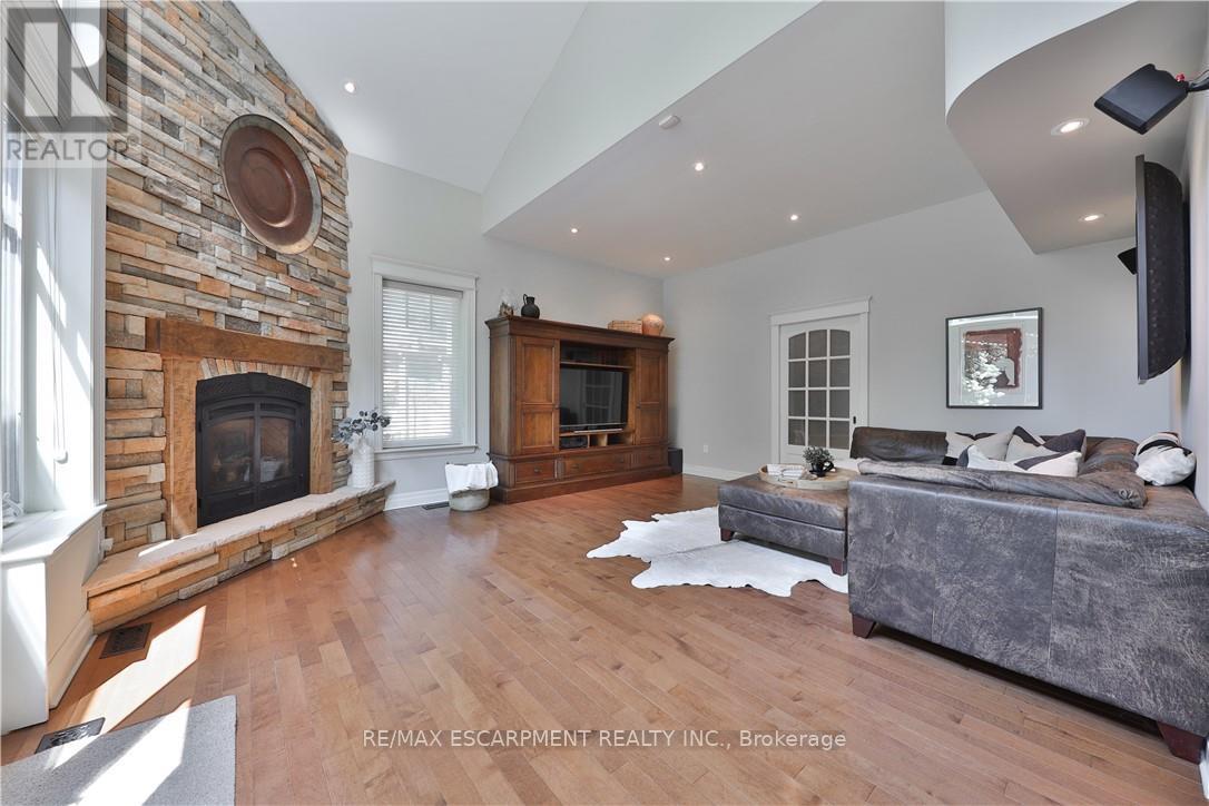 4071 Melba Place, Burlington, Ontario  L7L 2C5 - Photo 14 - W12415801