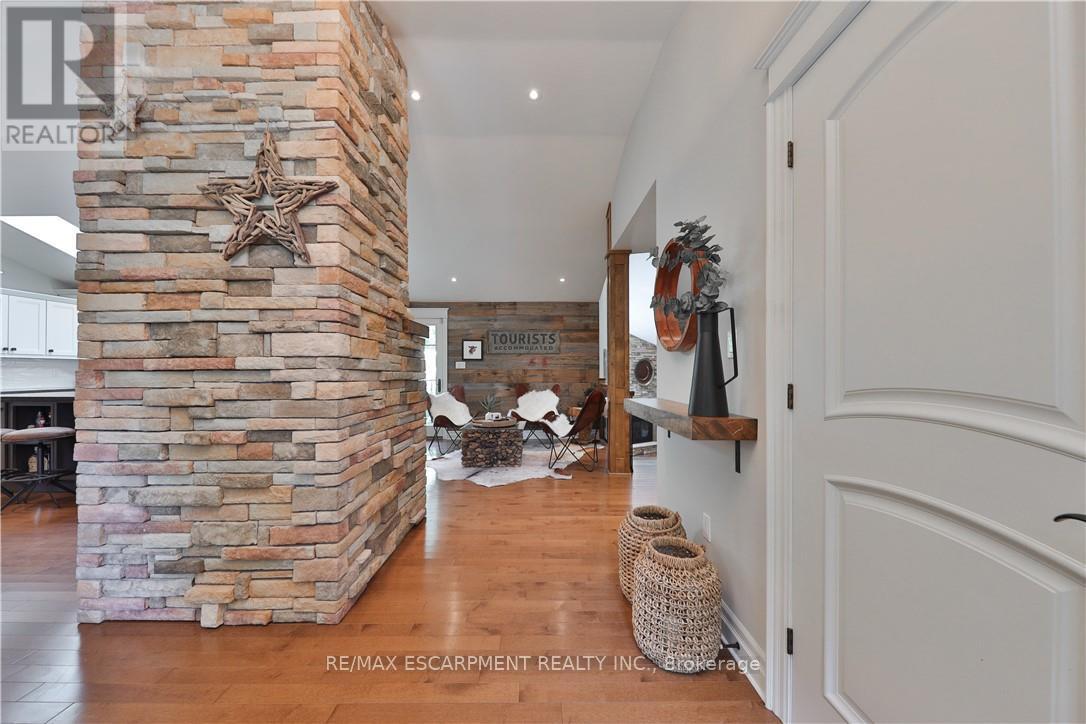 4071 Melba Place, Burlington, Ontario  L7L 2C5 - Photo 7 - W12415801