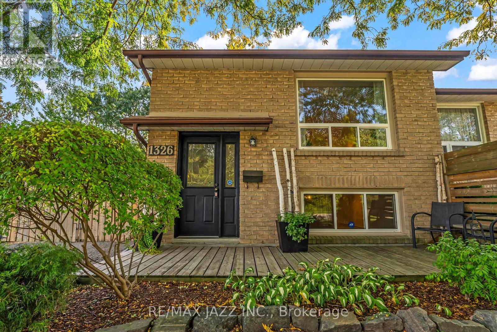 1326 Valley Drive, Oshawa, Ontario  L1J 7J7 - Photo 2 - E12443390