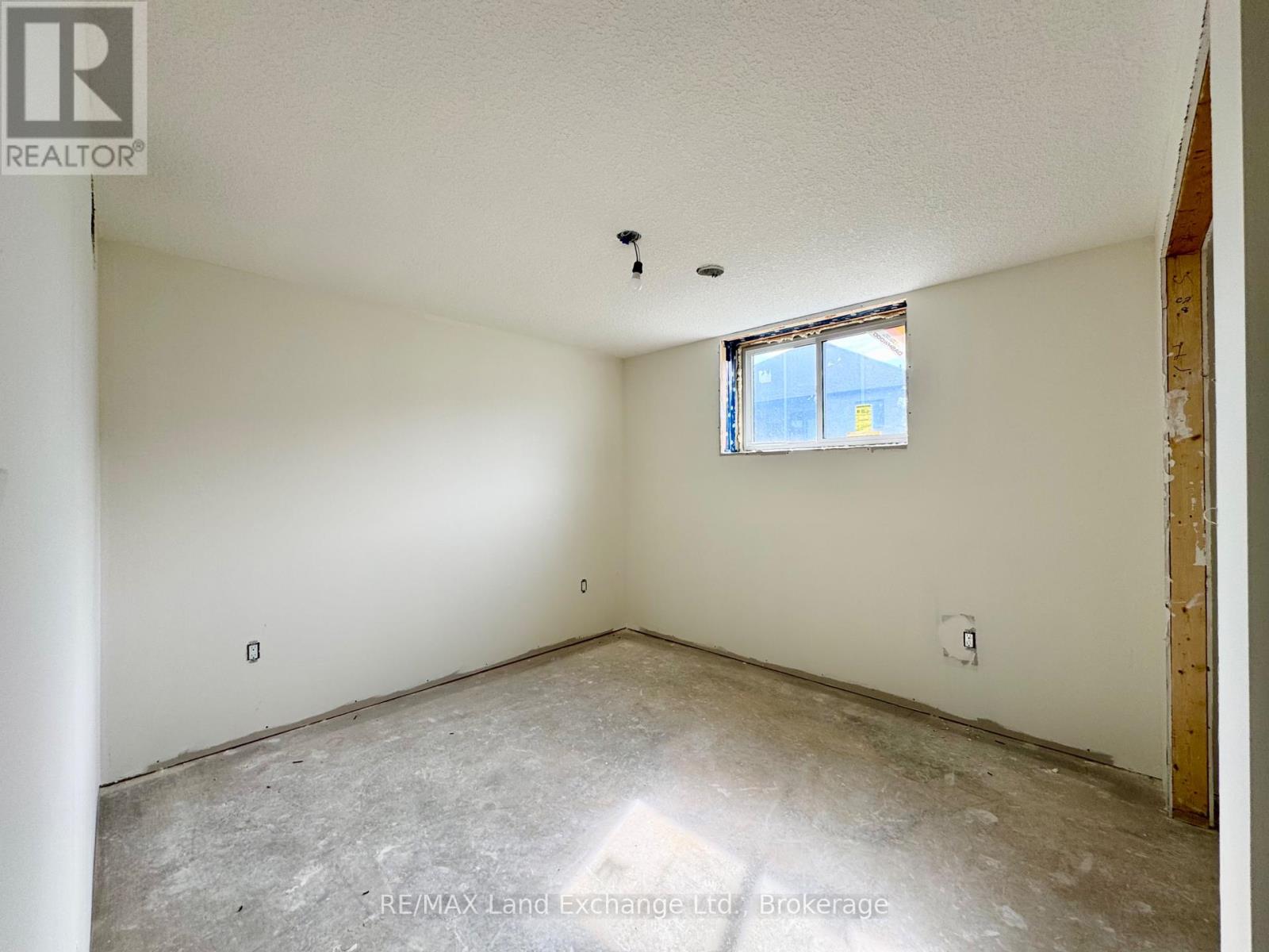 448 Burnside Street, Saugeen Shores, Ontario  N0H 2C3 - Photo 9 - X12443427
