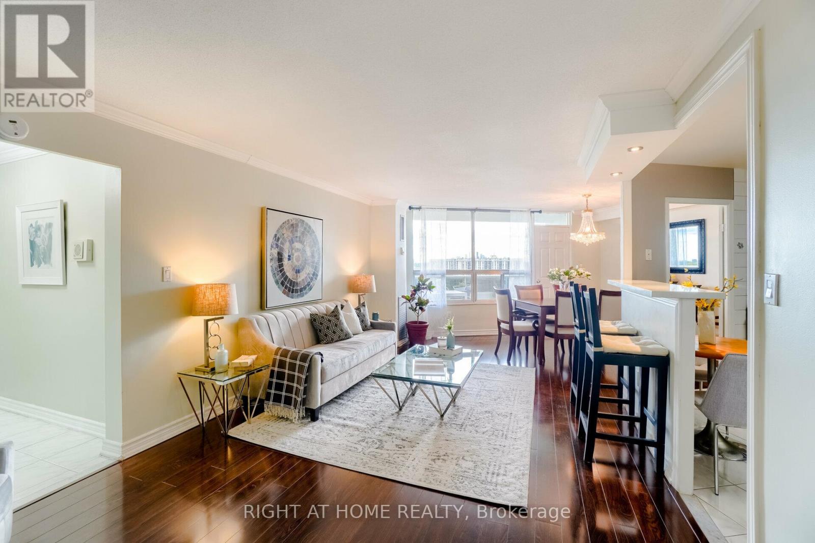 <div class="slider-price">$559,800</div><p>1607 - 5 Shady Golfway, Toronto, Ontario</p>
