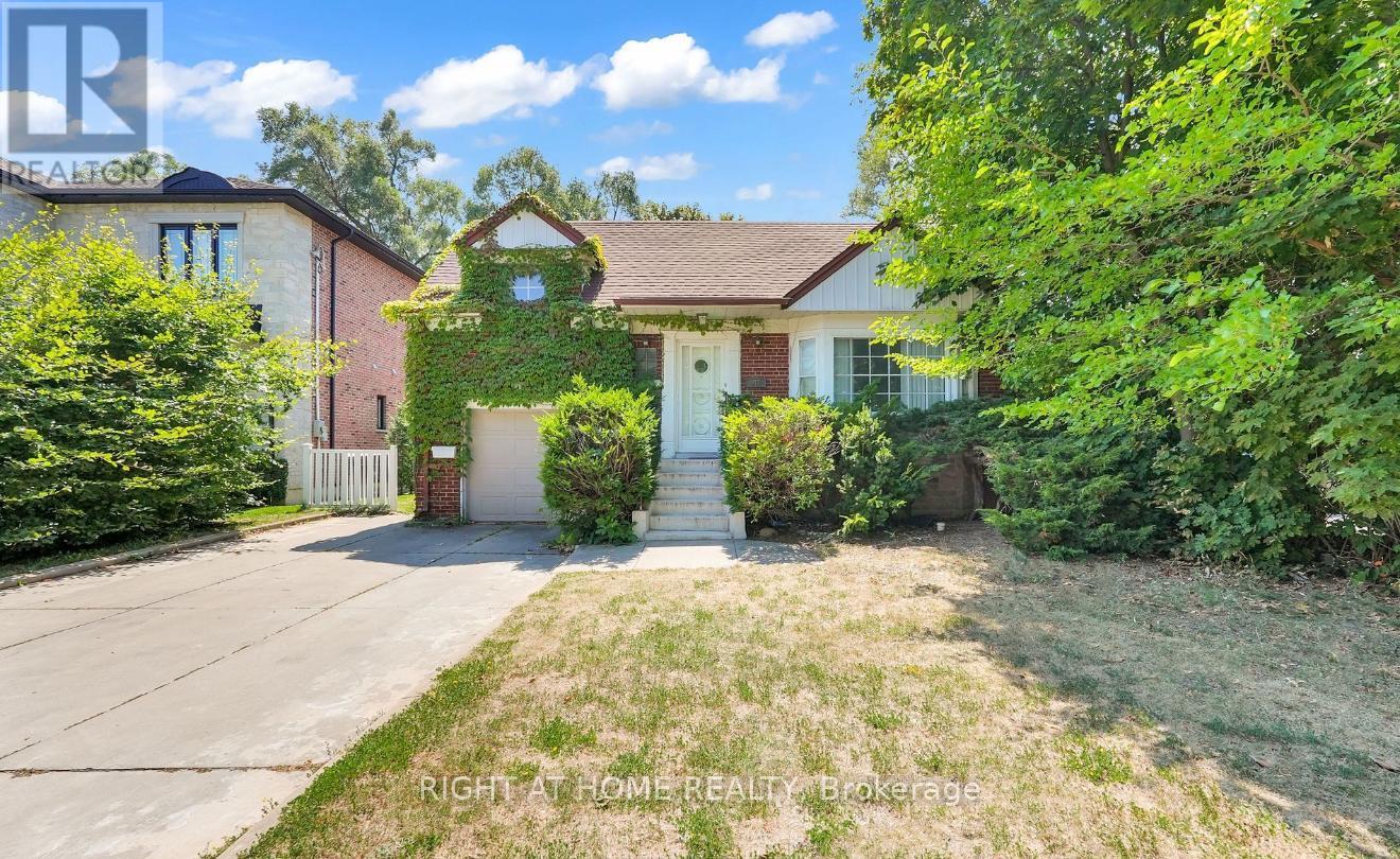 547 DOUGLAS AVENUE, Toronto, Ontario