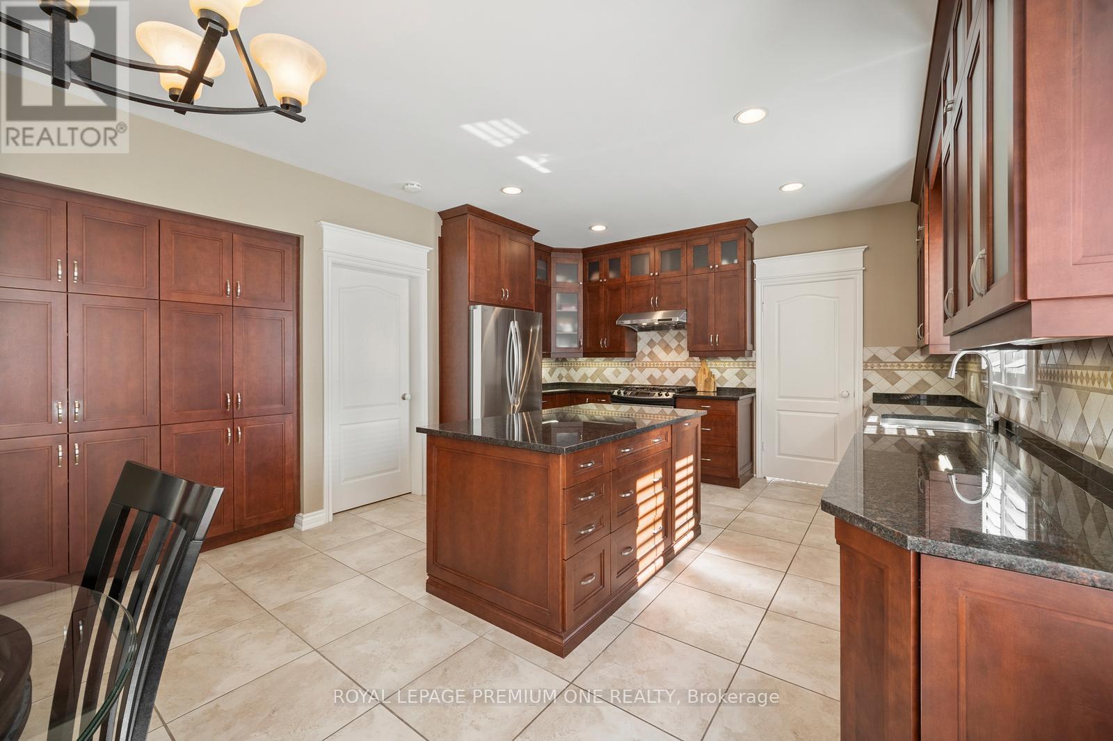 536 Village Parkway, Markham (Unionville), Ontario  L3R 9N5 - Photo 14 - N12443262