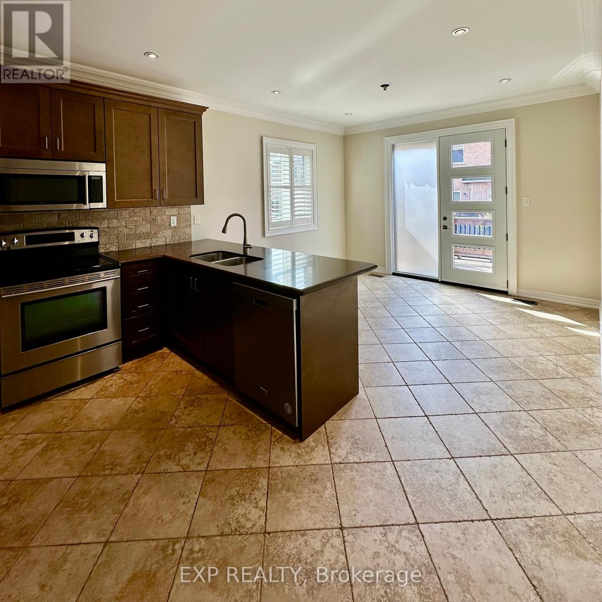 27 Butterwood Lane, Whitchurch-Stouffville (Stouffville), Ontario  L4A 0M7 - Photo 16 - N12443350