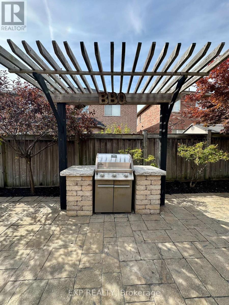 27 Butterwood Lane, Whitchurch-Stouffville (Stouffville), Ontario  L4A 0M7 - Photo 33 - N12443350