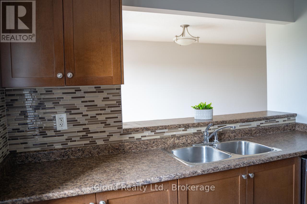 637 Speyer Circle, Milton, Ontario  L9T 0Y1 - Photo 2 - W12443235