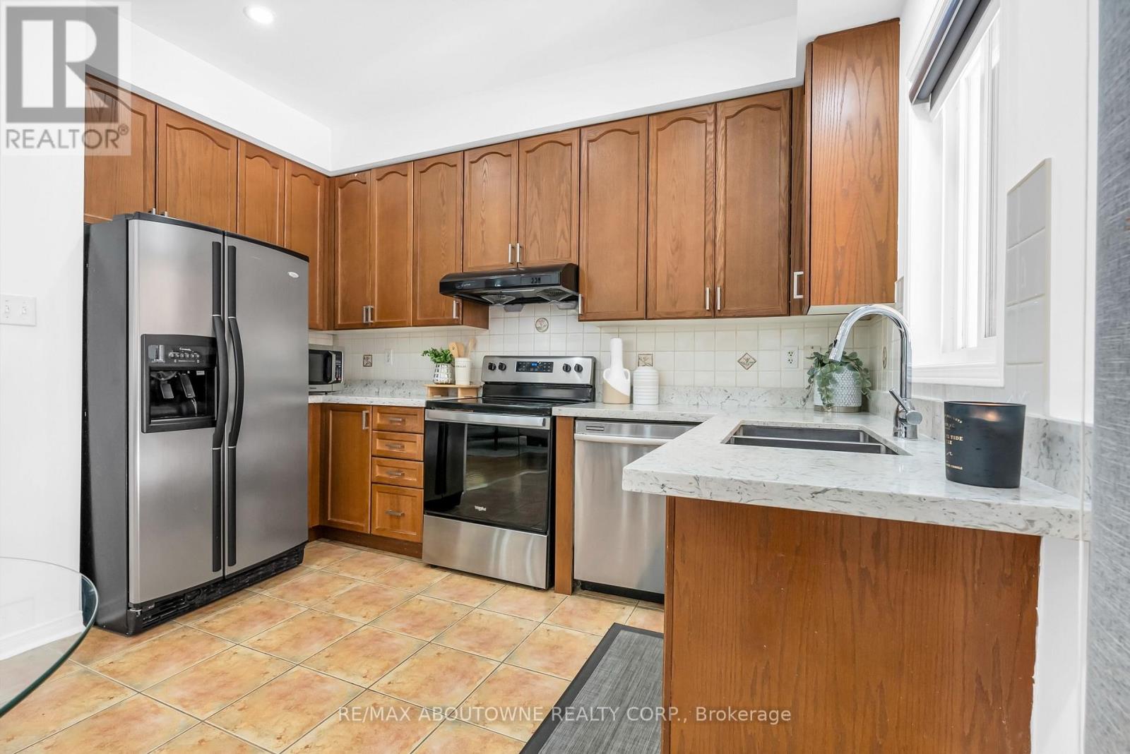 7 Rockrose Drive, Brampton (Sandringham-Wellington), Ontario  L6R 2Z6 - Photo 9 - W12443257
