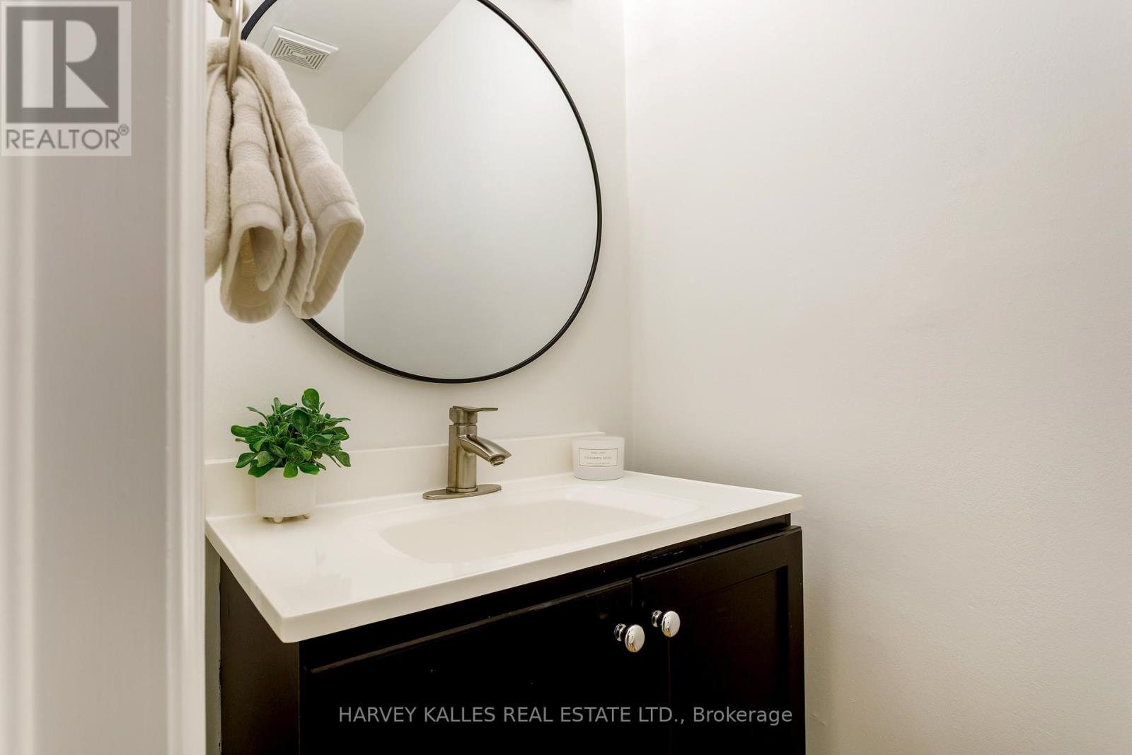 1084 Bordeaux Court, Mississauga, Ontario  L5H 4B4 - Photo 27 - W12443263