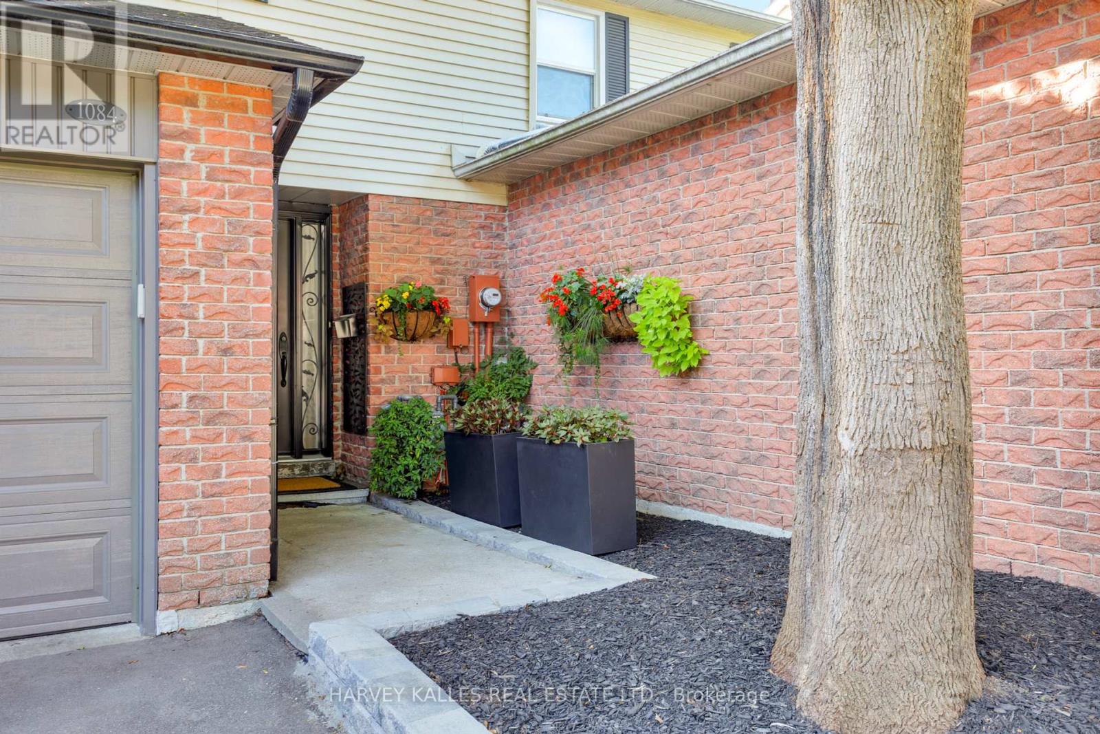 1084 Bordeaux Court, Mississauga, Ontario  L5H 4B4 - Photo 3 - W12443263