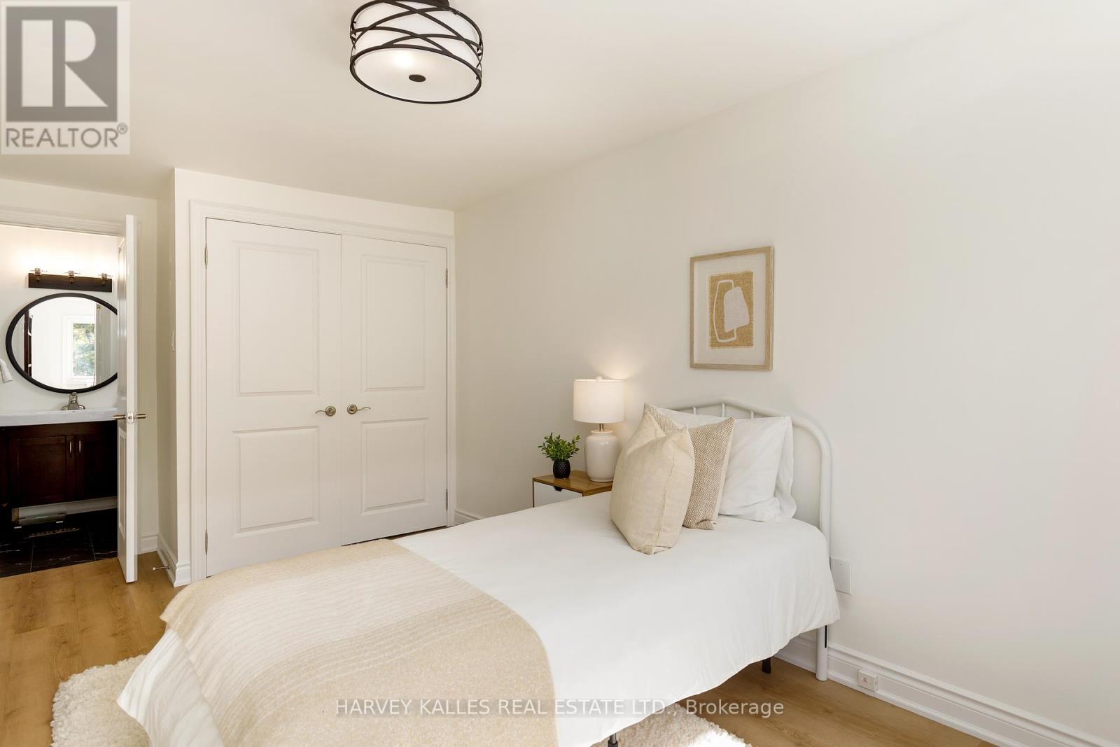1084 Bordeaux Court, Mississauga, Ontario  L5H 4B4 - Photo 37 - W12443263