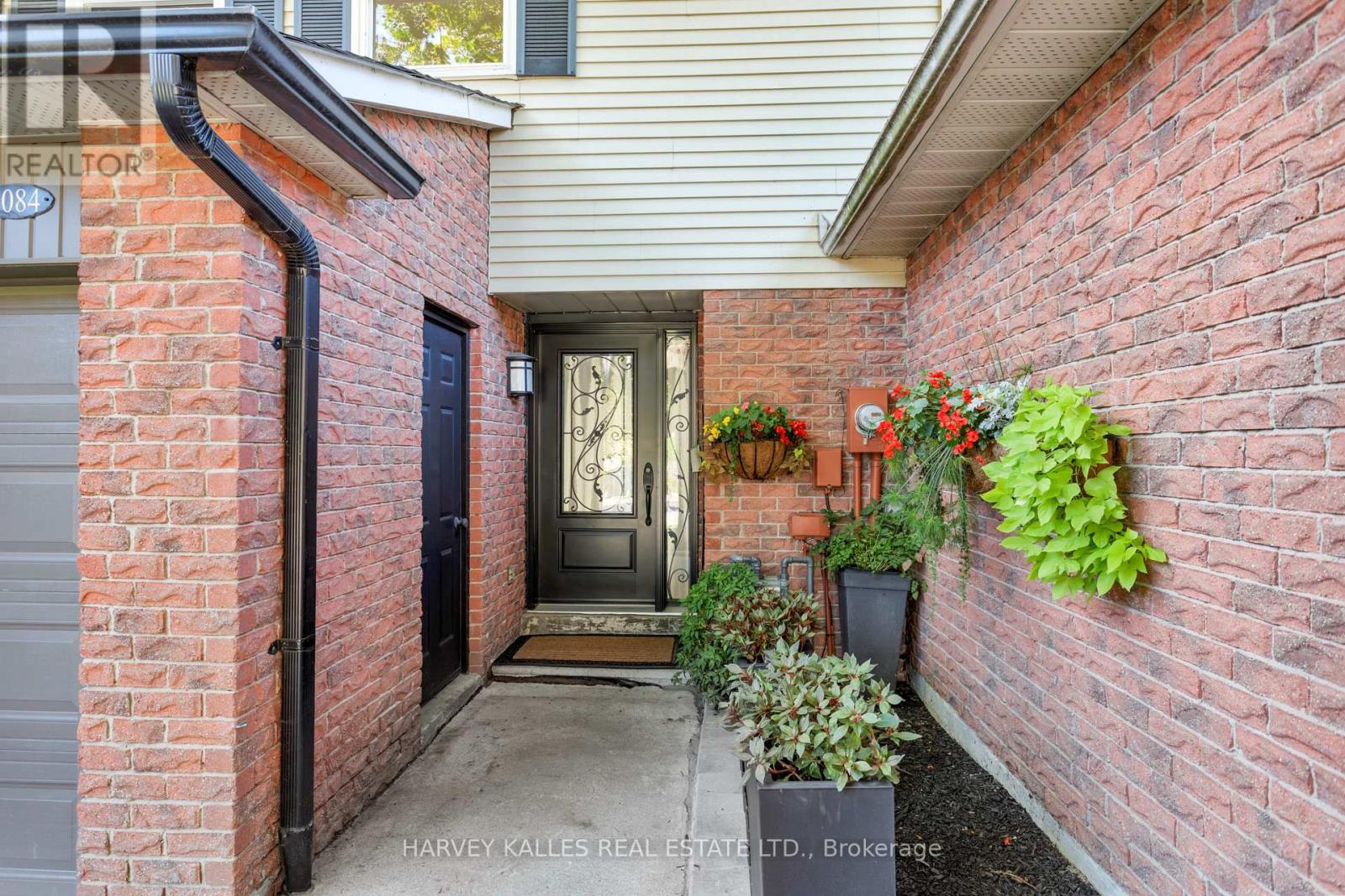 1084 Bordeaux Court, Mississauga, Ontario  L5H 4B4 - Photo 4 - W12443263