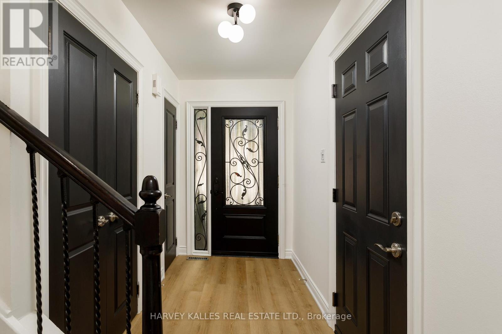 1084 Bordeaux Court, Mississauga, Ontario  L5H 4B4 - Photo 5 - W12443263